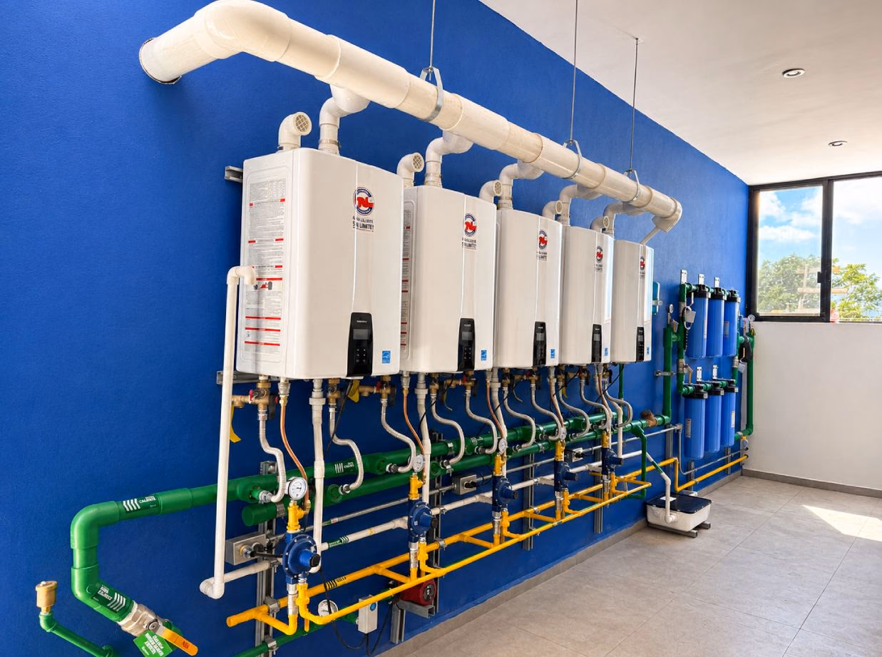 Cuarto de máquinas de hotel con sistema centralizado de agua caliente